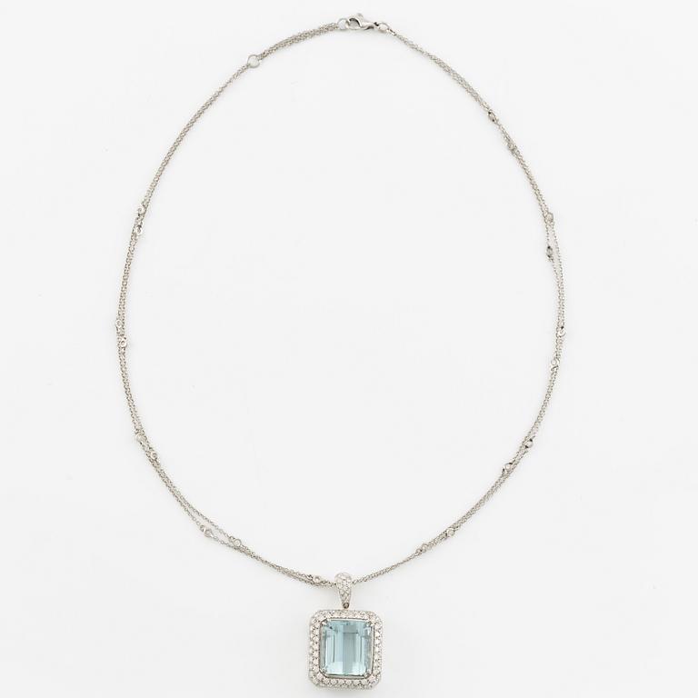 Hänge med kedja 18K vitguld med en trappslipad akvamarin och runda briljantslipade diamanter.