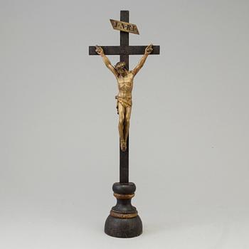 A 17TH/18TH CENTURY WOODEN CRUCIFIX.
