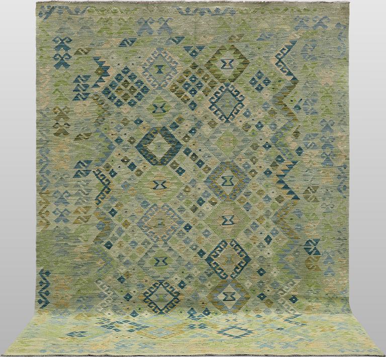 A Kelim classic design carpet, 292 x 207 cm.