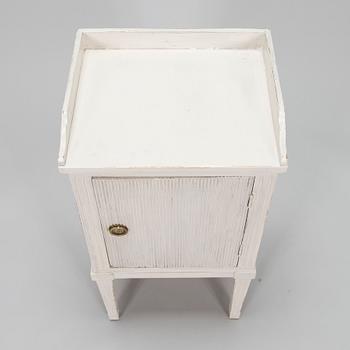 Nattduksbord/sängbord, gustaviansk stil, omkring 1900.