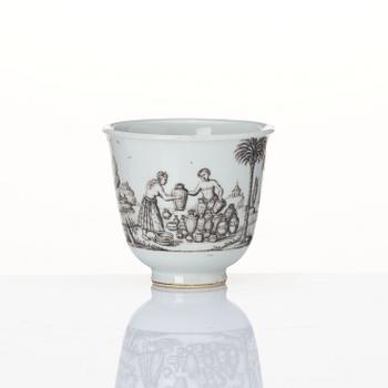 A Chinese Export grisaille cup, 18th century. 'Posfeleyn VerKoopeing'.