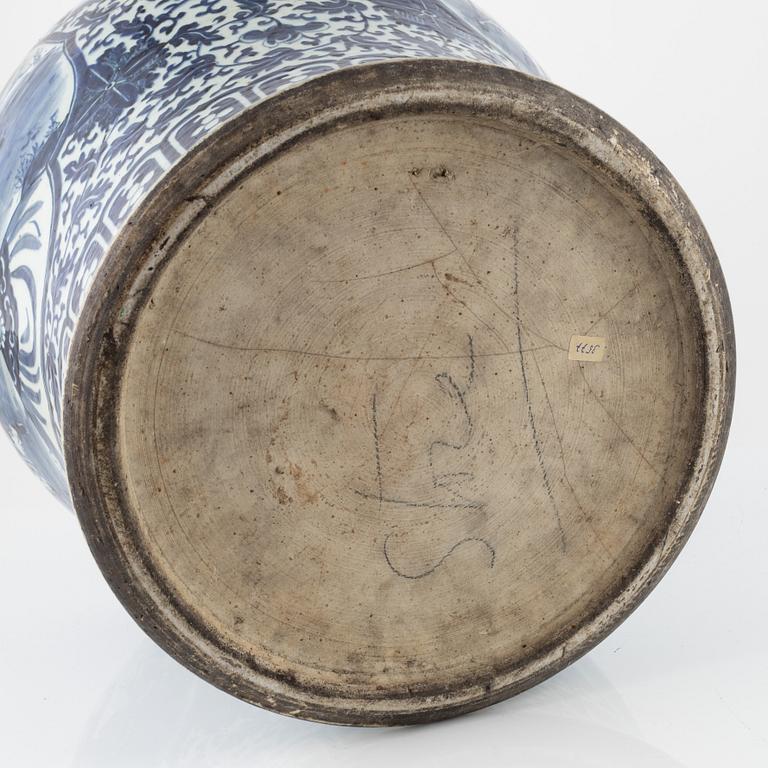 Golvvas, porslin, Kina, sen Qingdynasti, omkring 1900.