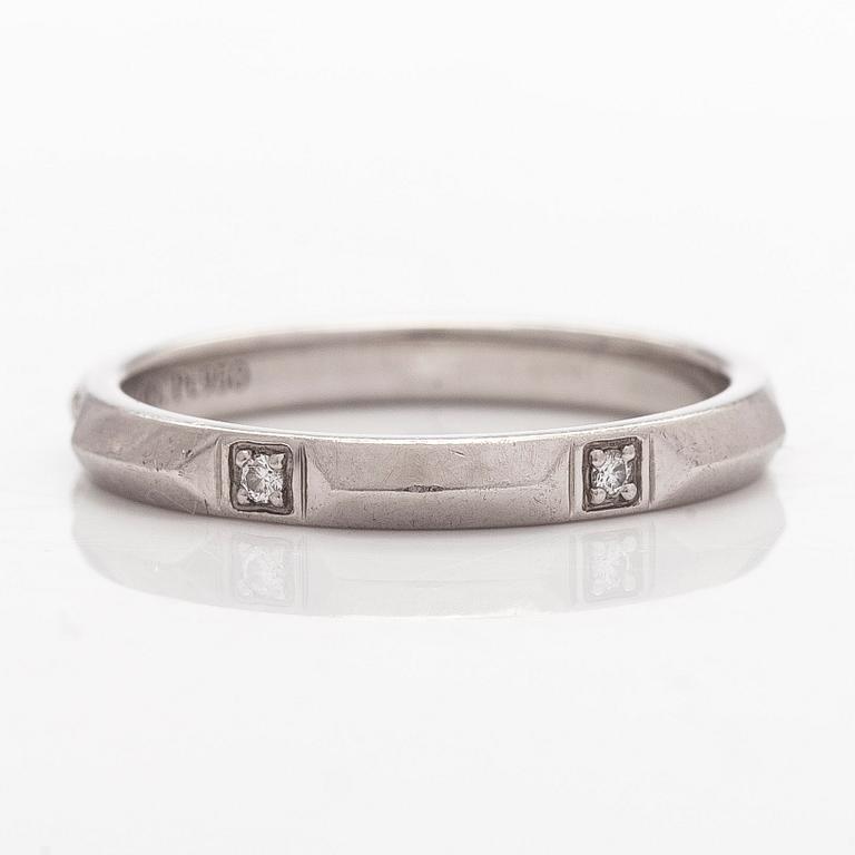 Tiffany & Co, sormus "True Band" platinaa ja briljanttihiottuja timantteja.
