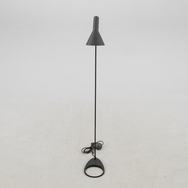 Arne Jacobsen, golvlampa, "AJ", Louis Poulsen, Danmark sent 1900-tal.