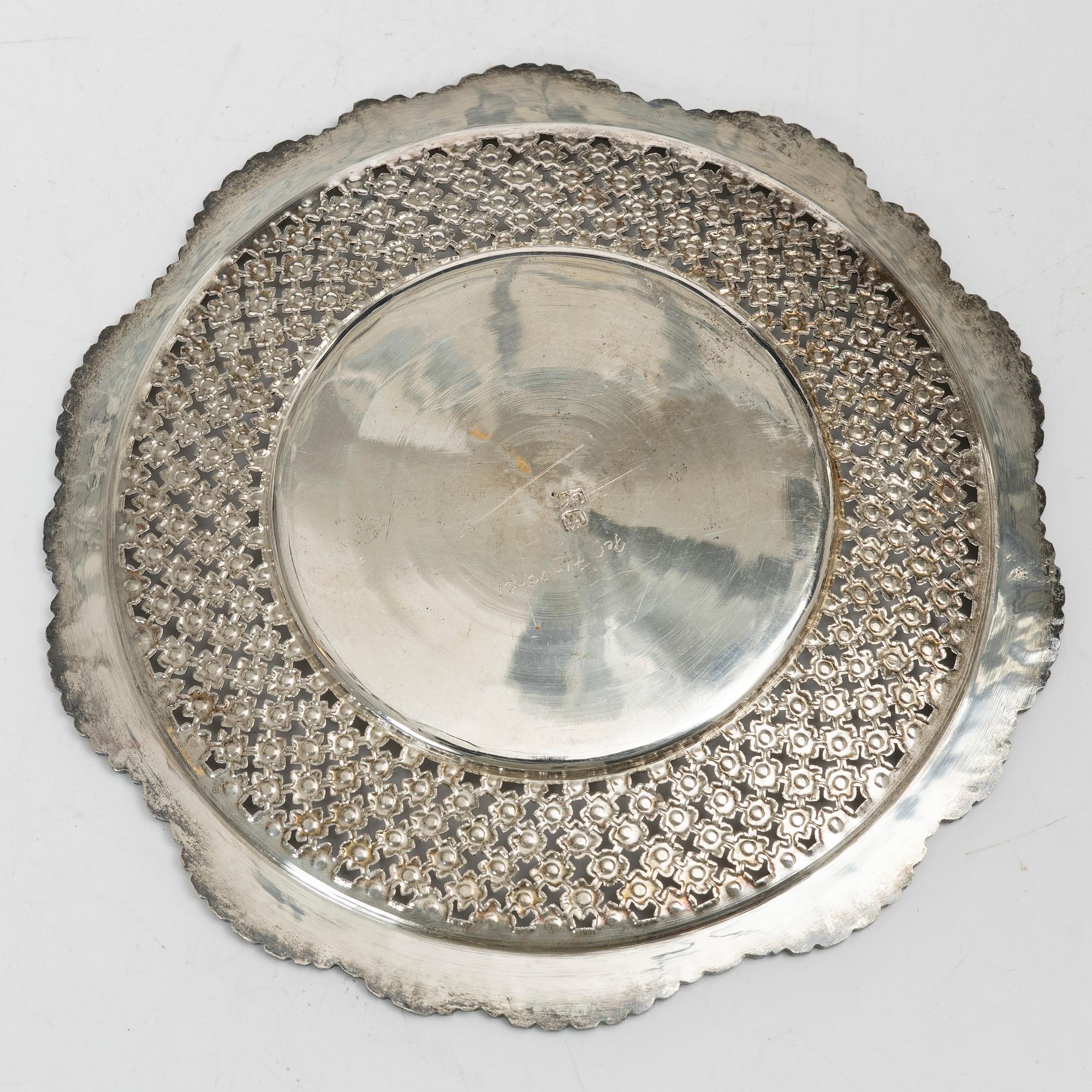 Skål på bricka, silver, Persien (Iran), 1900-tal.