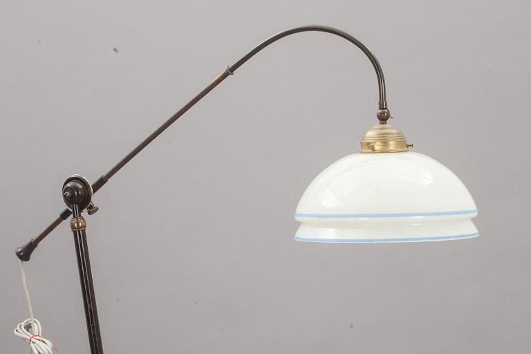 GOLVLAMPA, art deco. 1900-talets första hälft.