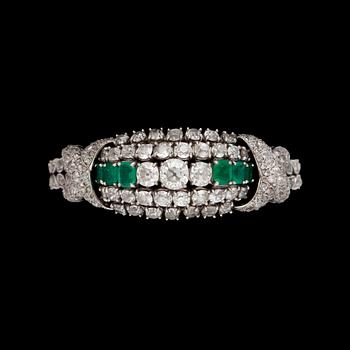1007. A emerald and old-cut diamond app. tot. 16 cts bracelet.