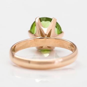 Sormus, 14K kultaa, modifioitu briljanttihiottu peridotti, Suomi 2008.