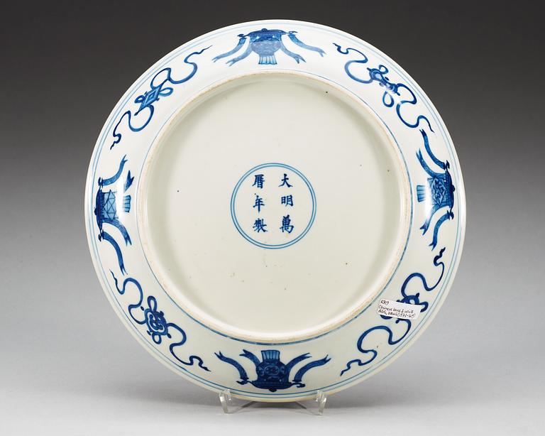 A blue and white dish, Qing dynasty  with Wanlis six character mark.