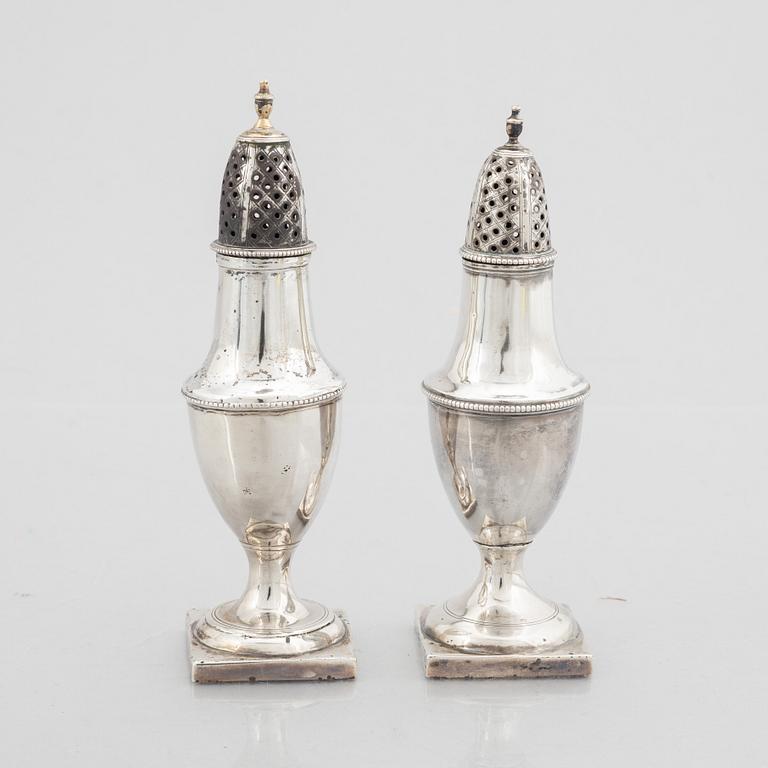 Two Shakers, of which one part with silver hallmarks London, England 1795.