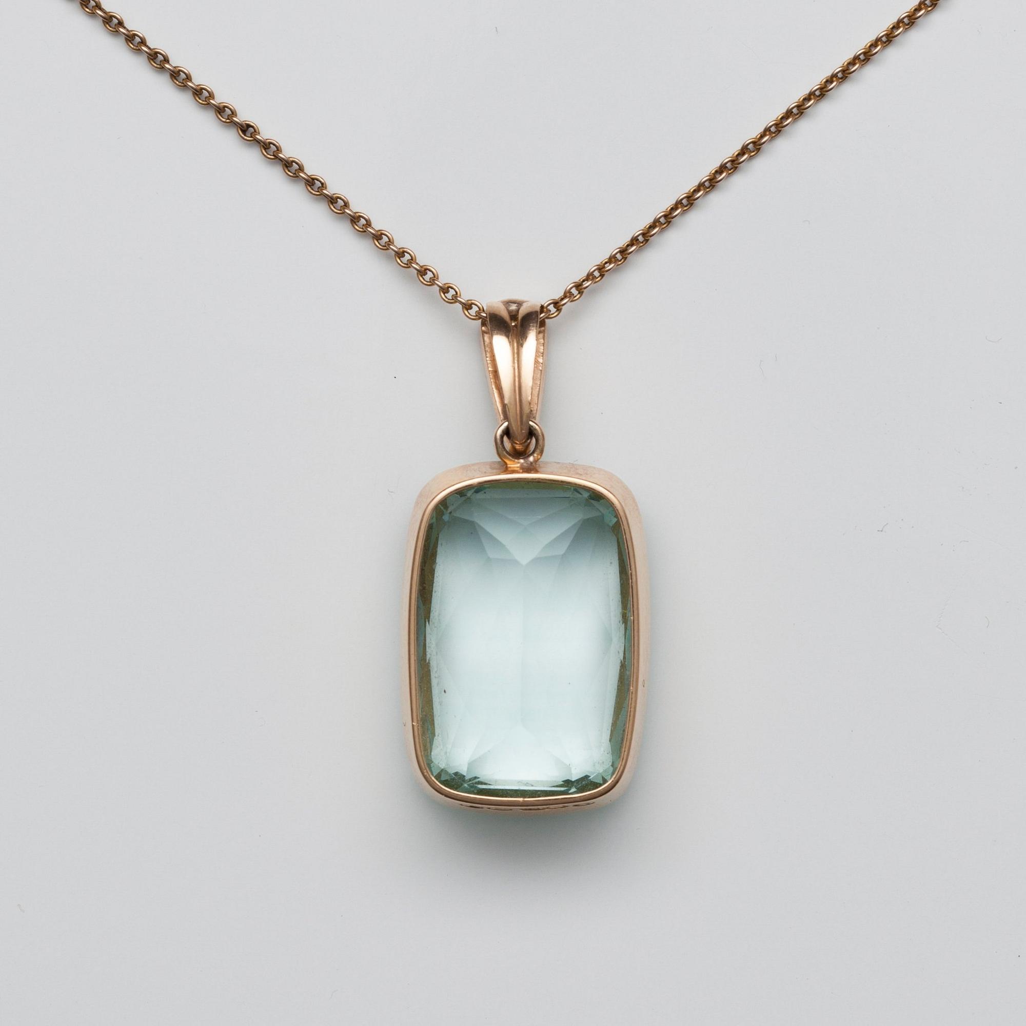 RIIPUS, 18K kultaa, akvamariini 24 x 16 x 11 mm, n. 25 ct, ruusuhiontaisia timantteja. Helsinki 1916. Ketju 44 cm.