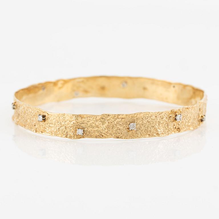 Bangle, 14K gold with brilliant-cut diamonds.