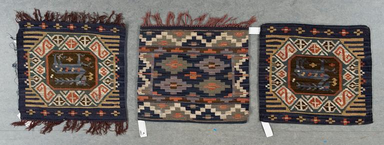 ÖVERKAST/DRAPERI OCH KUDDAR, 3 ST.
"Blå Duchatelltäcket", två "Hjortkudden" och en kudde med geometriska mönster. Rölakan. 278 x 134,5, 60 x 63,5, 59,5 x 67,5 respektive 57,5 x 66,5 cm. Duchatelltäcket signerat MMF (Märta Måås-Fjetterström).