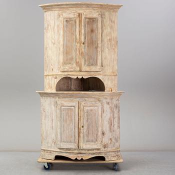 A late Gustavian corner cabinet from around year 1800.