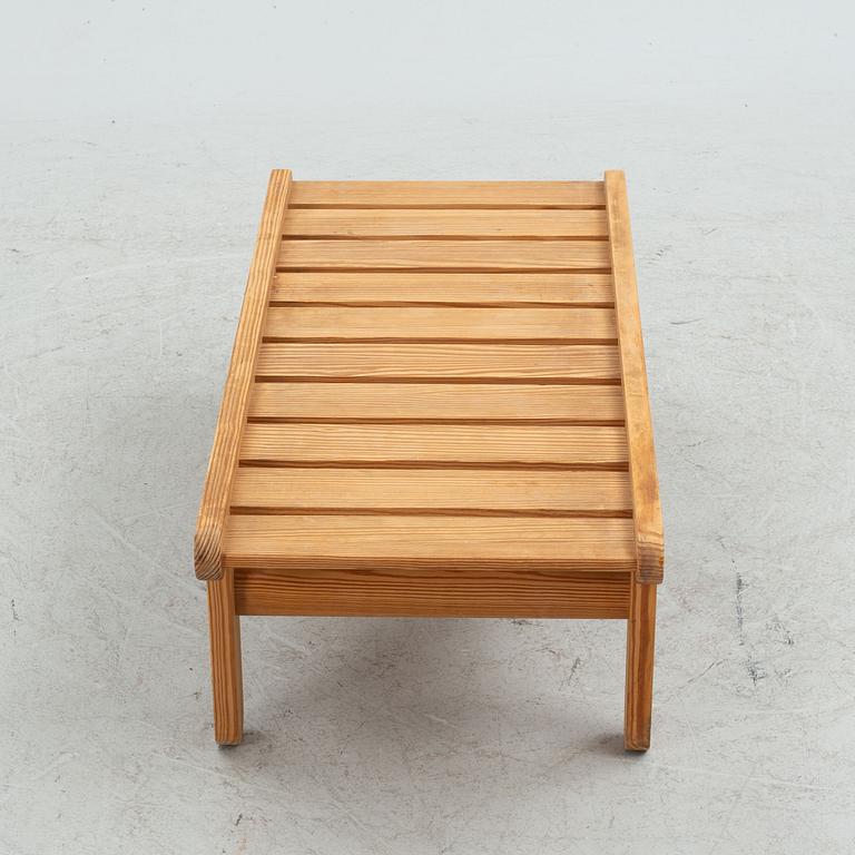 Berndt Pedersen, three "Kludestolen" lounge chairs with table, Denmark, 1970's.