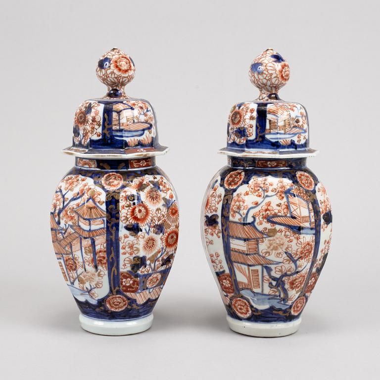 A pair of Japanse imari jars with covers, Meiji period (1868-1912).