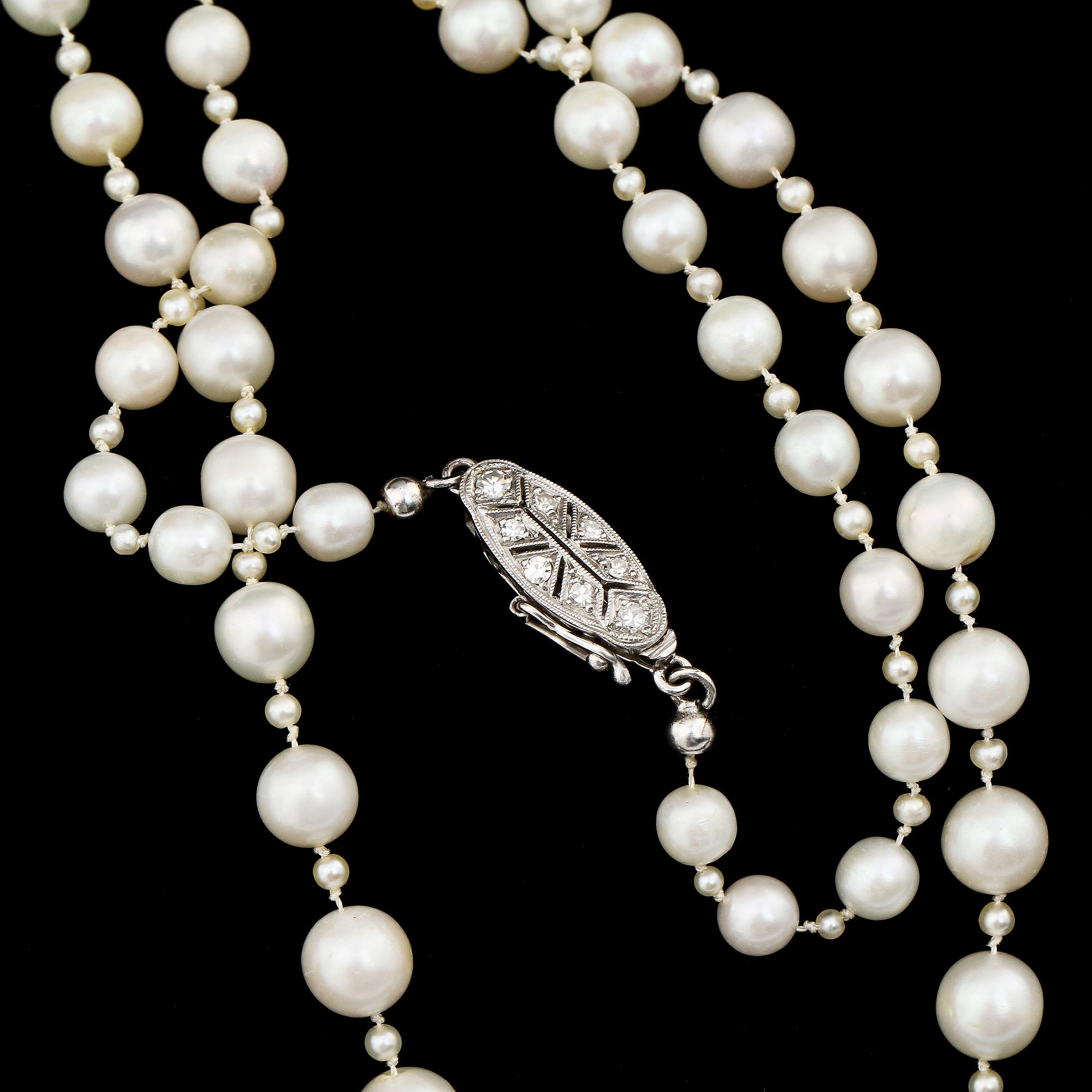 COLLIER, flodpärlor med lås i 18k vitguld och 8 små åttkantslipade diamanter.