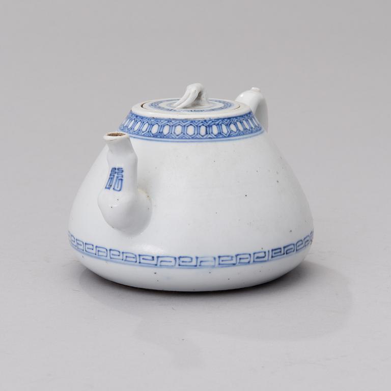 A Chinese porcelain tea pot from the early 19th century.