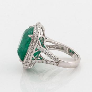 An 18K white gold ring set with a faceted emerald.