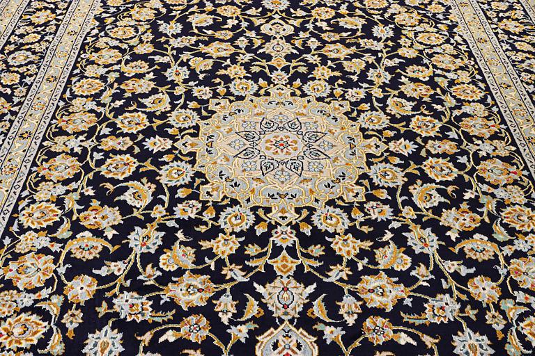 A Kashan carpet, a. 365 x 249 cm.