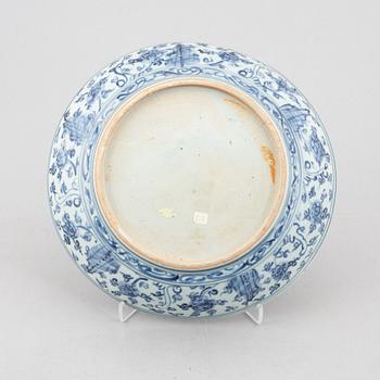 A large blue and white porcelain dish, China, Ming dynasty (1368-1644).