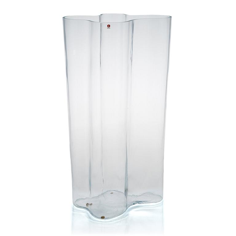 Alvar Aalto, a '0551' vase signed Alvar Aalto Iittala 2006.