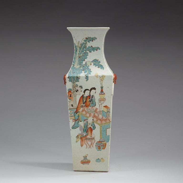 A famille rose vase, late Qing dynasty (1644-1912).