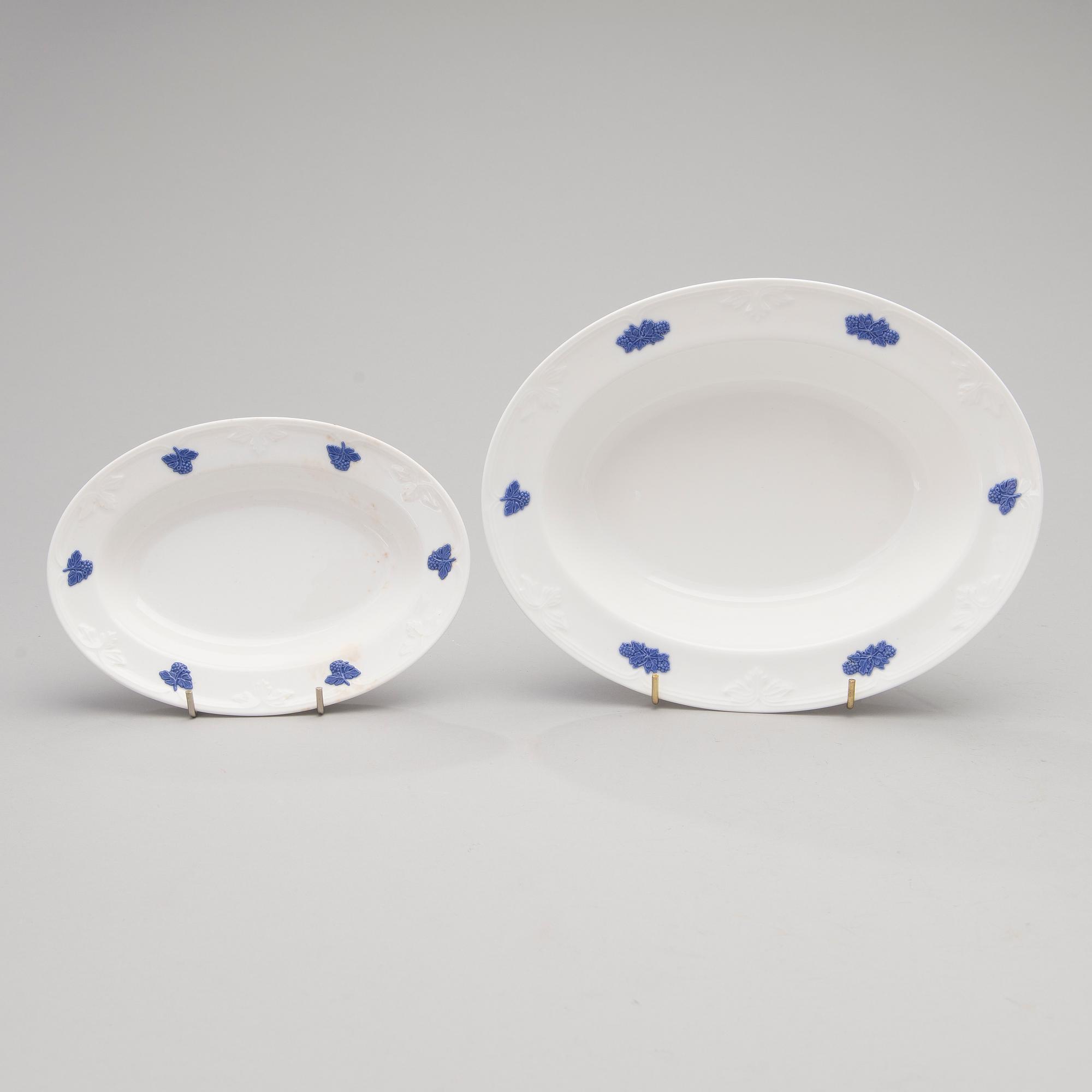 A 43-piece porcelain dinnerware set, "Blå blom", Gustavsberg.
