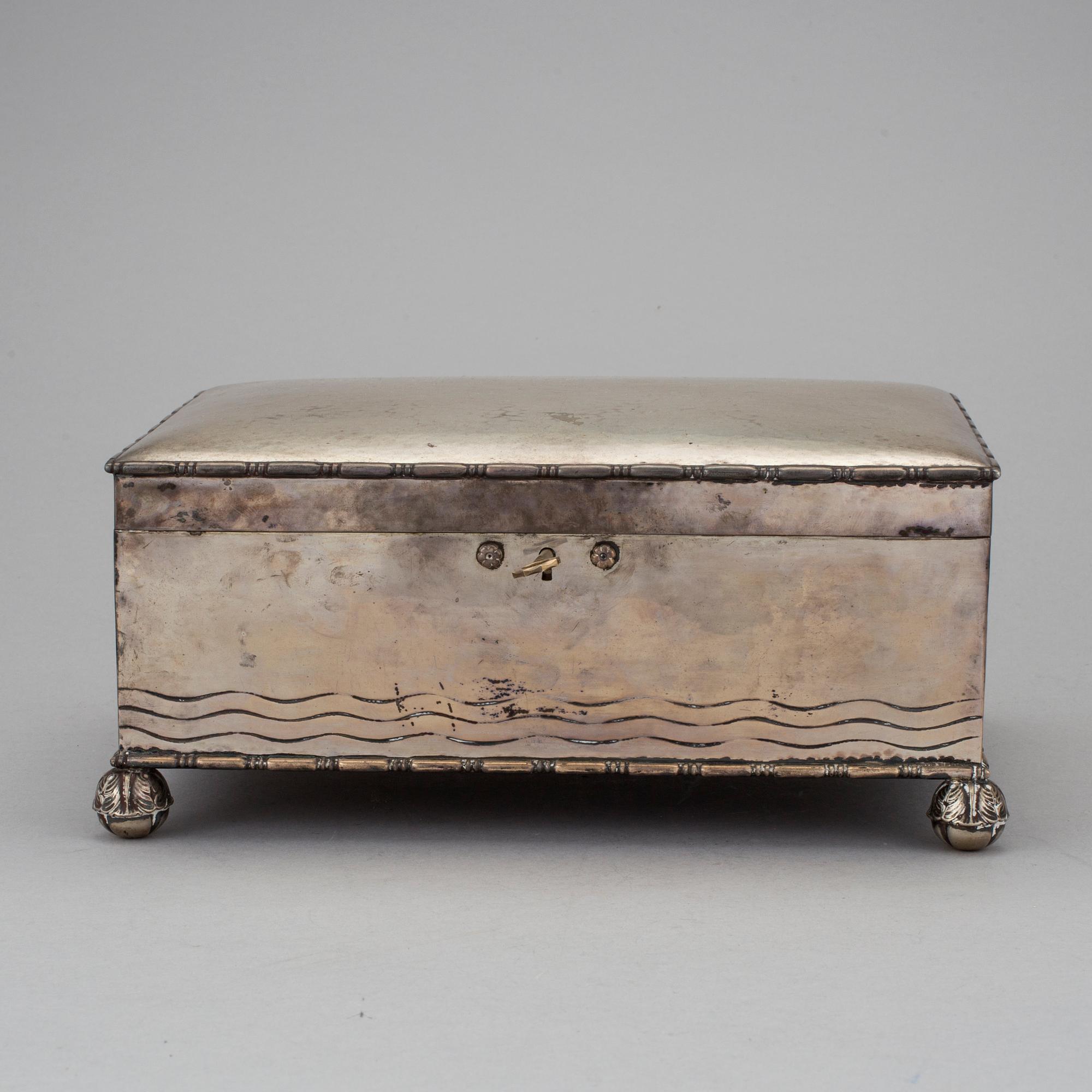 A silver jewelry box by CG Hallberg in Stockholm 1930.