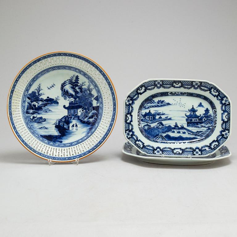 A pair of blue and white export porcelain serving dishes and one dish, QIng dynasty, Qianlong (1736-95).