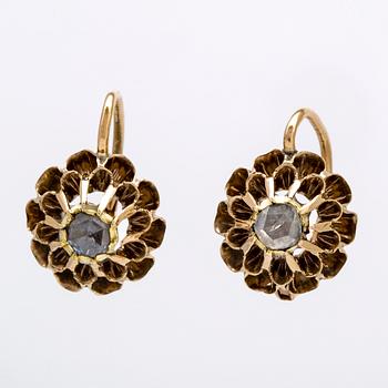 Earrings 14K gold 2 rose-cut Diamonds approx 0,15 ct in total, height approx 15 mm, hook fitting.