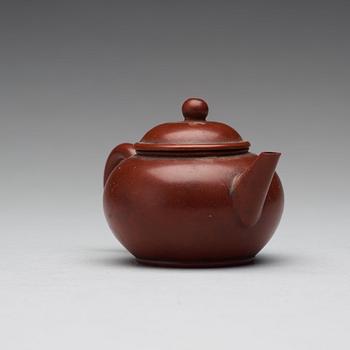 A yixing ware tea pot with cover, late Qing dynasty.