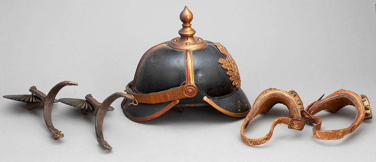 KASK m/1887 samt stigbyglar och sporrar med läderfästen, totalt 5 delar.