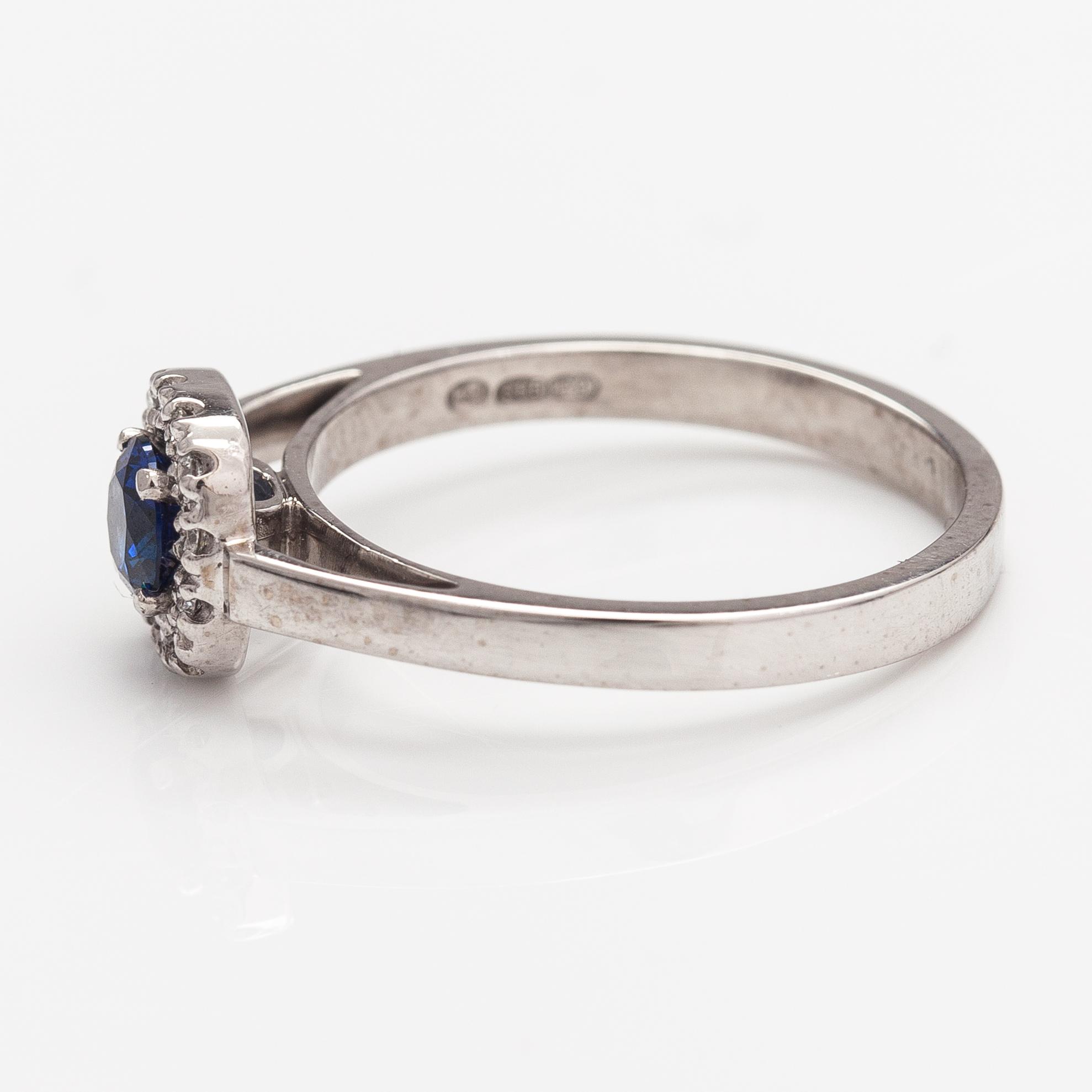 A 14K white gold ring with a sapphire and diamonds ca. 0.07 ct in total. Kultajousi 2016.
