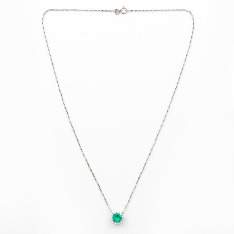 Collier 18K vitguld med syntetisk smaragd och briljantslipade diamanter.