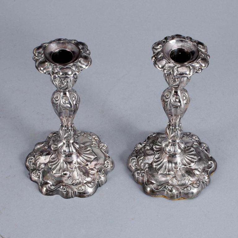 LJUSSTAKAR, ett par, silver, rokokostil, troligen1800-talets slut.