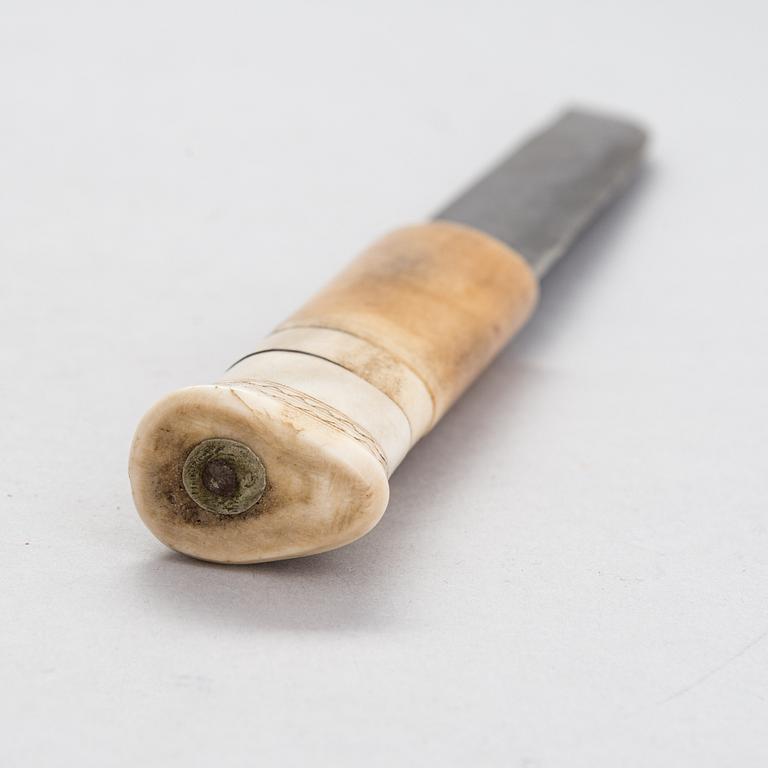 A sami knife / sami handicraft / duodji large leuku knife from Lapland, early 20th century.