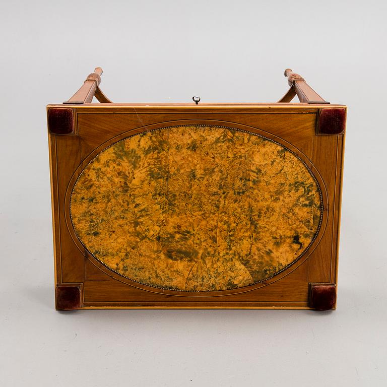 SENGUSTAVIANSKT BORD. Tillskrivet Lars Qvarnberg (mästare i Stockholm 1801-1813).