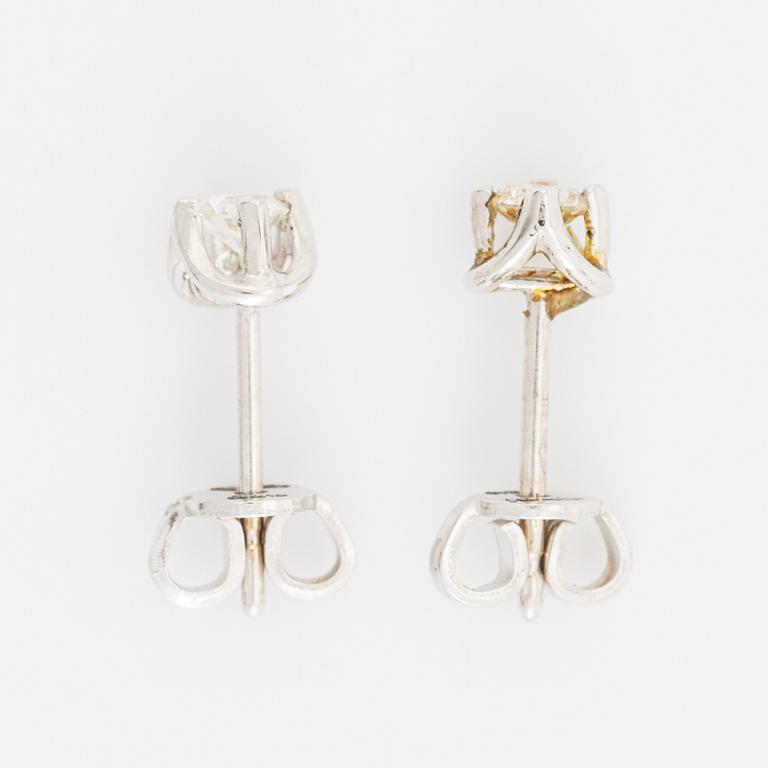 Brilliant cut diamond earrings, total ca 0,36 ct.