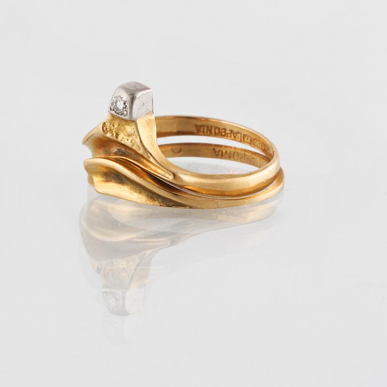 RINGAR, 2 st, 18K guld med briljantslipad diamant 0.04 ct, Björn Weckström, Lapponia, 1975. Vikt 5,7 gram.