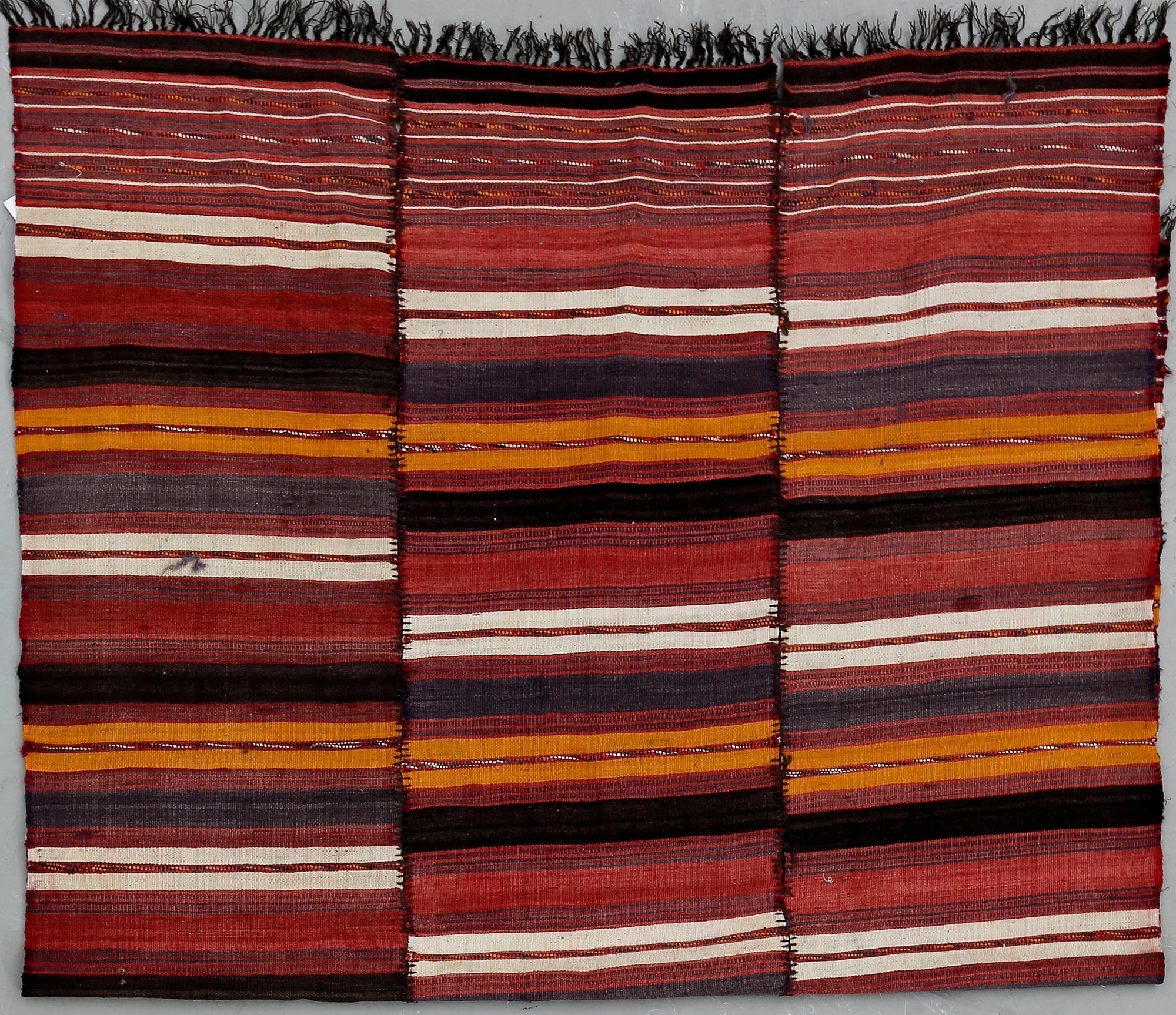 JAJIM, semiantik. Ca 203x136 cm.