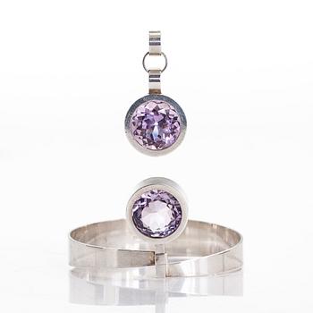 Elis Kauppi, armring och hänge, silver och ljuslila ametist. Kupittaan Kulta, Åbo 1965.