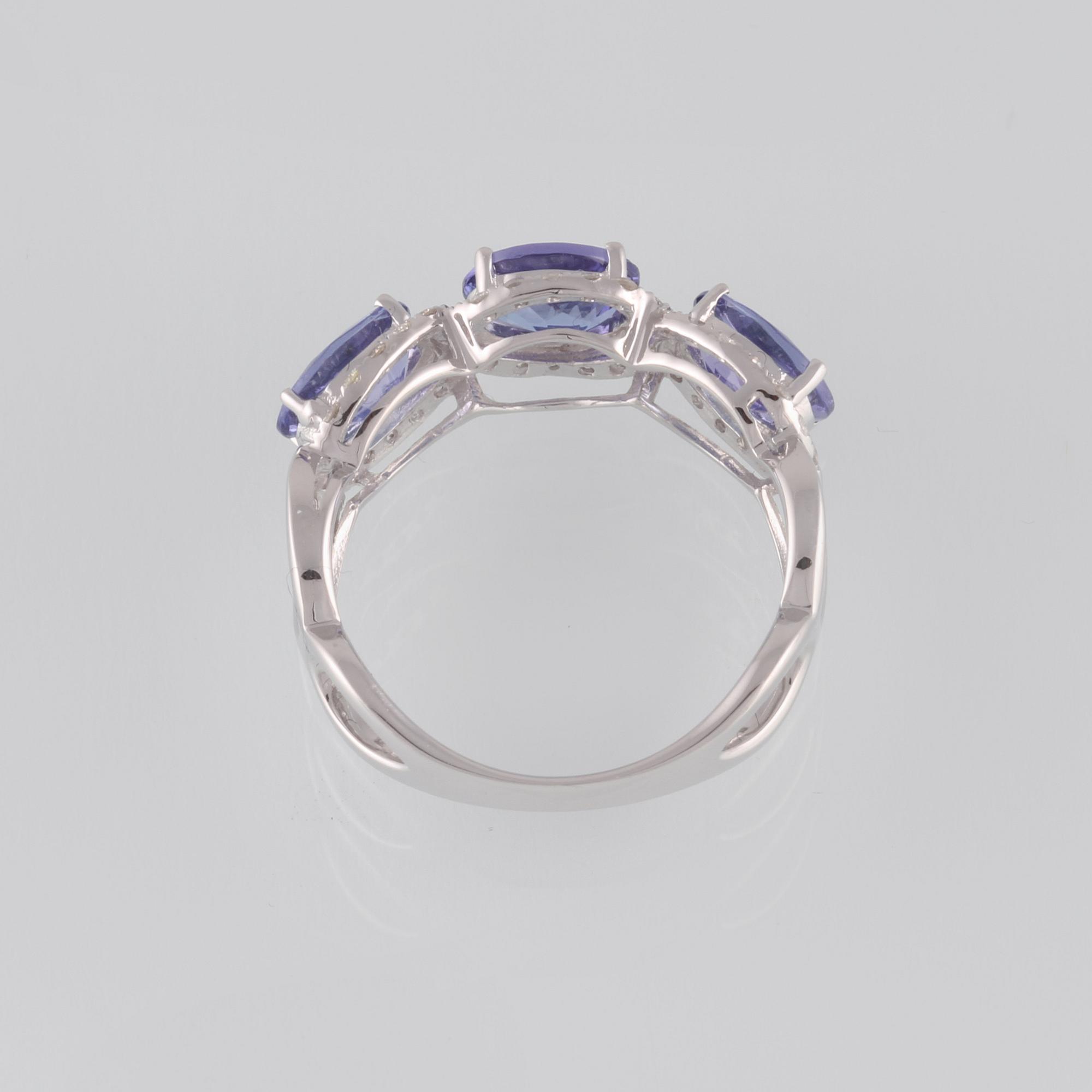 RING, 18K vitguld med briljantslipade diamanter ca 0.35 ct samt 3 ovalslipade tanzaniter ca 2.11 ct. Vikt 3,6 gram.