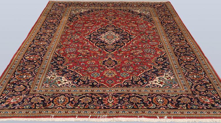 A Keshan rug, approx. 292 x 203 cm.