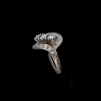 RING, 18K vitguld, diamanter. Oskar Lindroos, Helsingfors. Vikt ca 8,6 g.