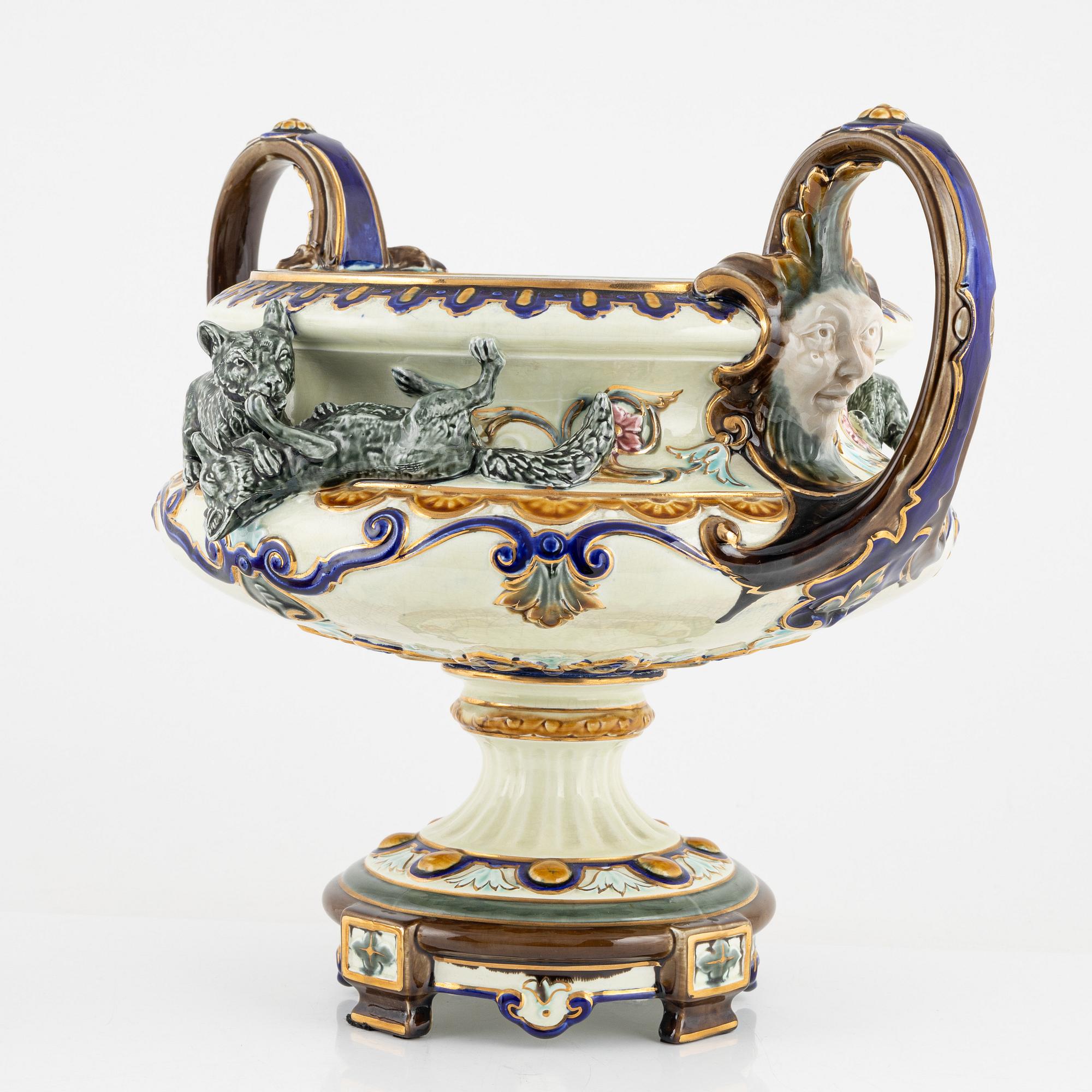 A majolica urn, Rörstrand, around the year 1900.