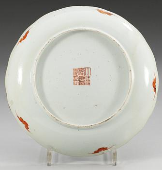 A lobed famille rose dish, Qing dynasty with Jiaqing´s seal mark, 19th Century.