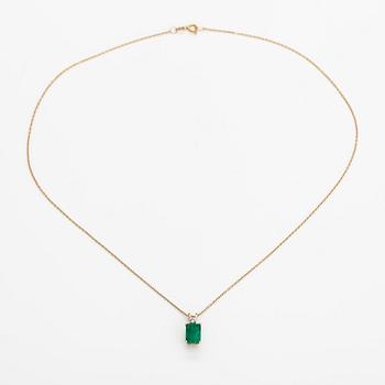A 14K and 18K gold necklace with an ca. 2.22 ct emerald and a ca. 0.05 ct diamond.