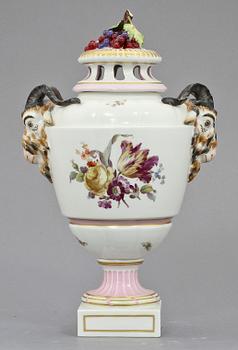 POTPOURRIURNA, porslin, Berlin, 1900-tal.