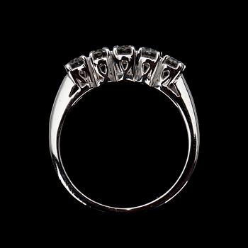 ALLIANSRING, vitguld 18K, 5 briljantslipade diamanter, tot. 0,60 ct. Vikt 4,5 g. Intyg.